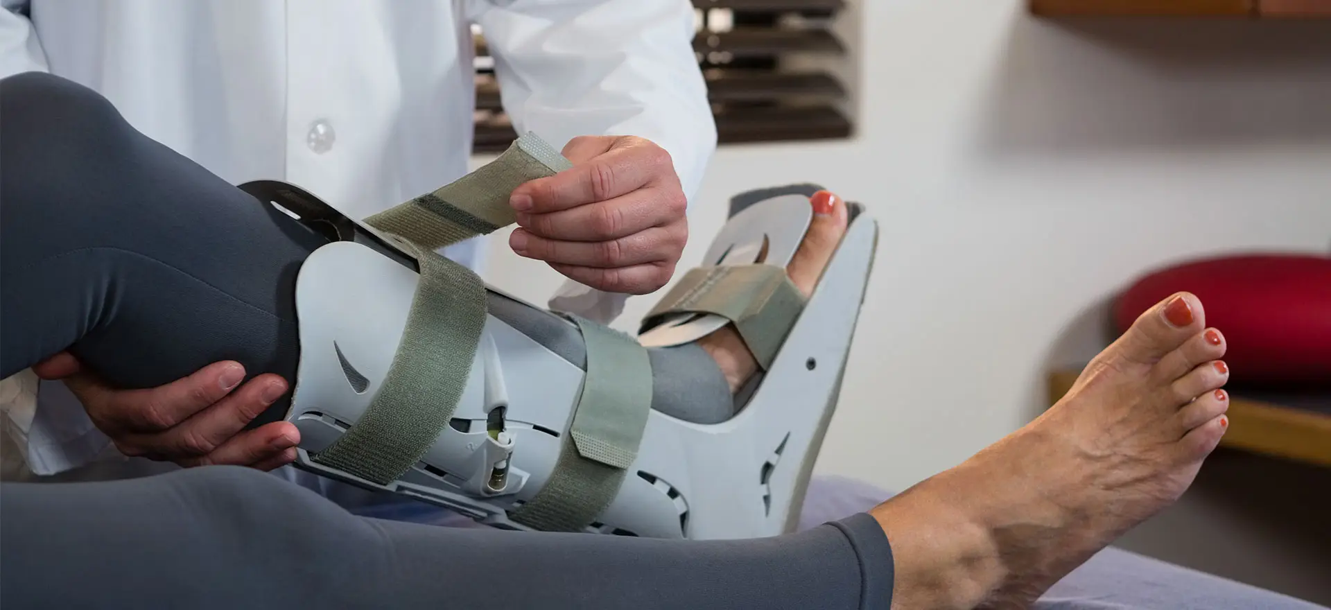 Chiropractic orthopaedic specialist demonstrating how to manage and cast a simple fracture on a patient’s arm in a clinical setting